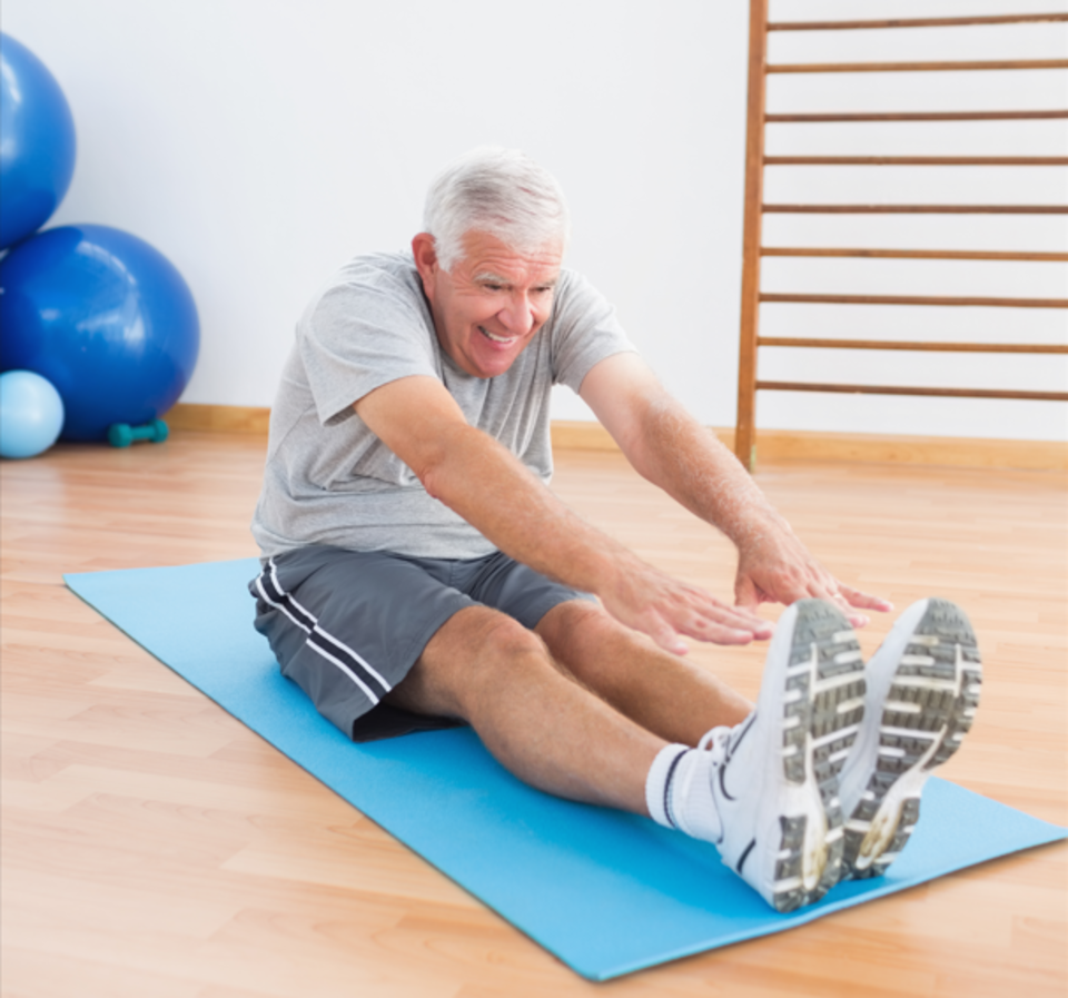 senior doet yoga
